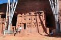 Lalibela. Etiopia. Copertura dell'Unesco a protezione del tetto.